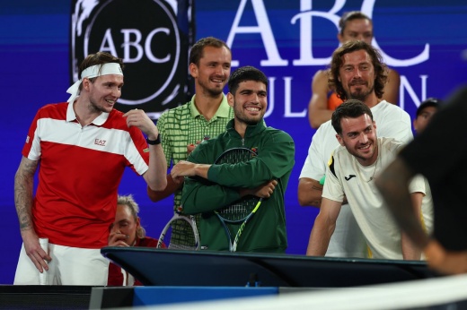 Звёзды АО-2026 в шоке! Теннисист-любитель выиграл миллион на глазах у Синнера и Алькараса