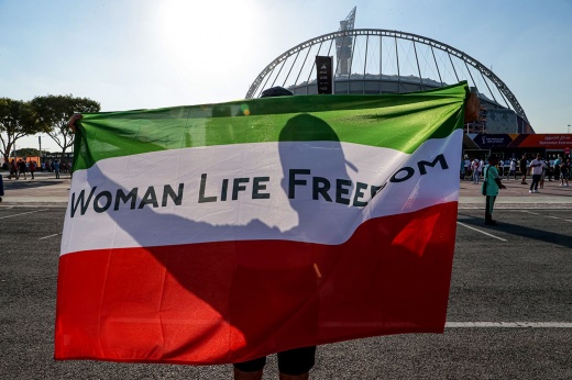 «Наши люди несчастны». Сильные политические протесты футболистов и болельщиков Ирана на ЧМ