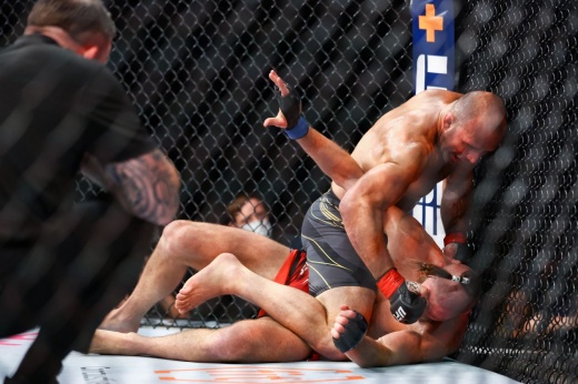 UFC 275: Гловер Тейшейра — Иржи Прохазка, результат боя, как прошёл поединок, чех победил удушением