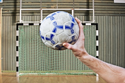 Видео мини-чуда в гандболе: мяч прилип к штанге и не залетел в ворота на последней секунде