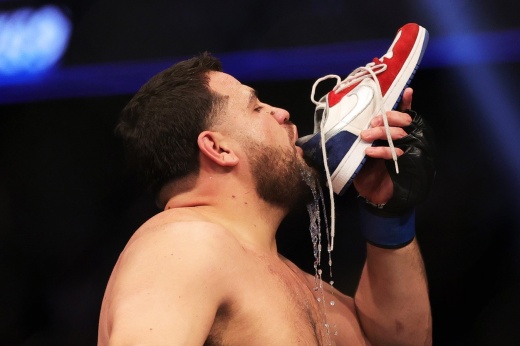 UFC 271: Тай Туйваса нокаутировал Деррика Льюиса во втором раунде