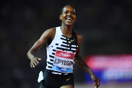 Кенийская бегунья установила уникальный рекорд. Соперницы вместе обнимали её на финише