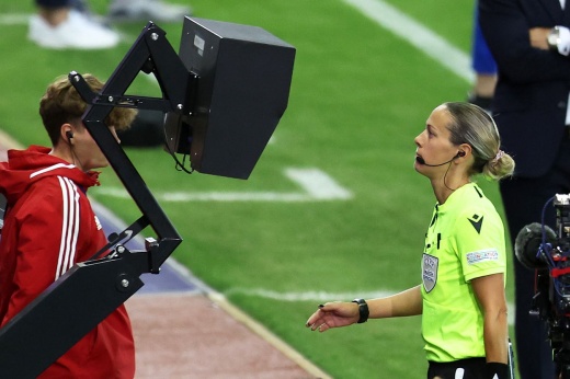 «Не должно быть такой разницы между мужским и женским футболом». Судейский скандал на Евро