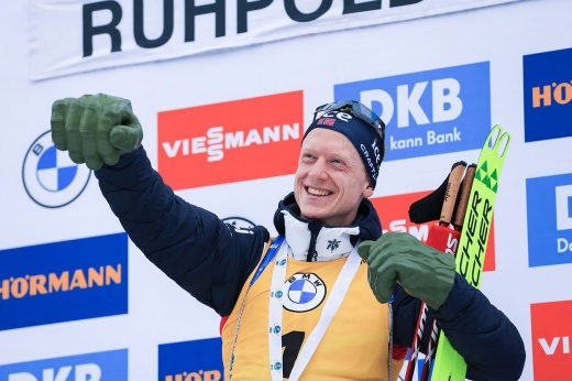 Норвежский биатлонист Йоханнес Бё выиграл спринт в Антхольце и побил рекорд по числу побед на старте сезона в Кубке мира