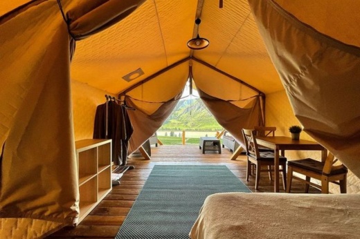 Уютные глэмпинги для отдыха зимой: отели-палатки в России и за рубежом