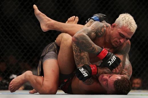 UFC 269: Тай Туйваса нокаутировал Аугусто Сакаи и отпраздновал победу, попив из кроссовка, видео