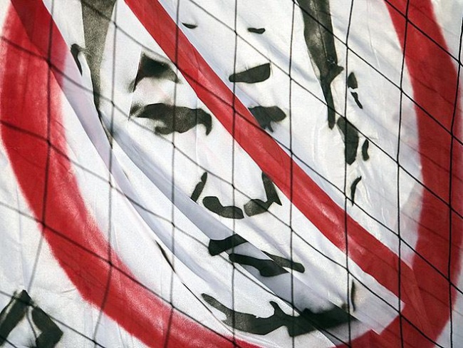 Плакат с перечёркнутым изображением Слуцкого