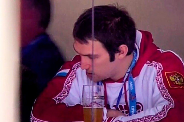 Александр Овечкин со стаканом пива