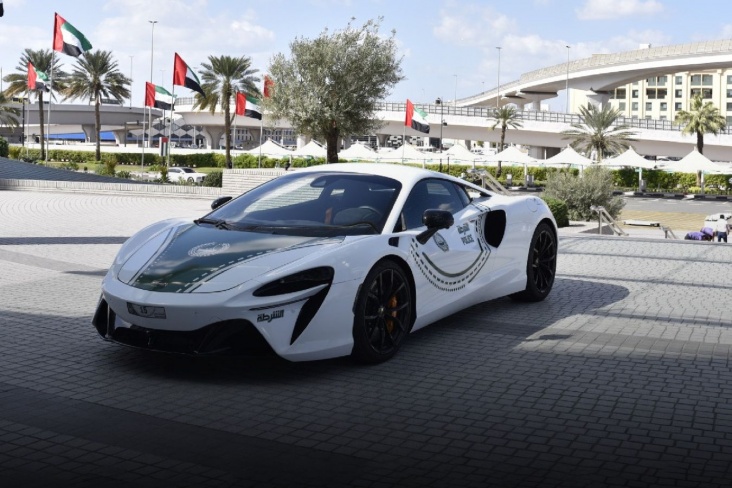 McLaren Artura полиции Дубая