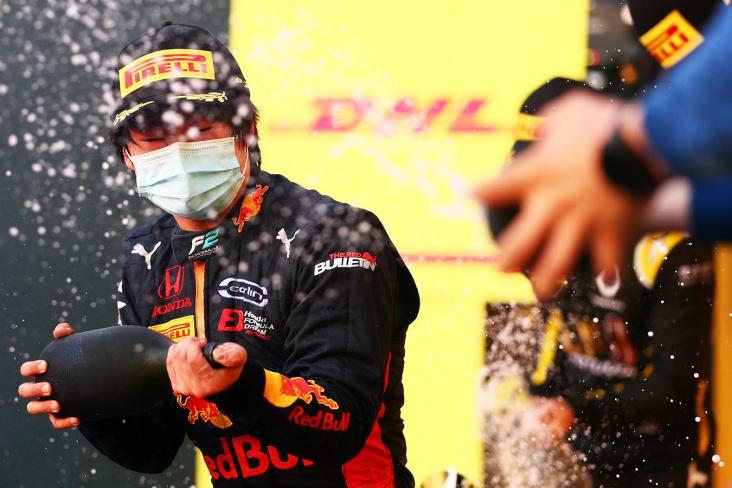 Цунода выиграл гонку Формулы-2 в Бахрейне