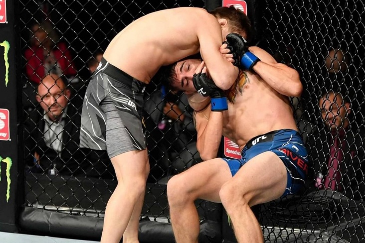 Жалгас Жумагулов гильотиной победил на UFC 264