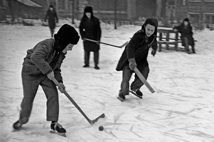 Мальчишки играют в хоккей как будто в СССР