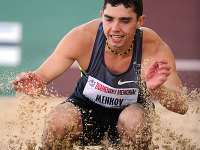 Александр Меньков — первое место в прыжках в длину
