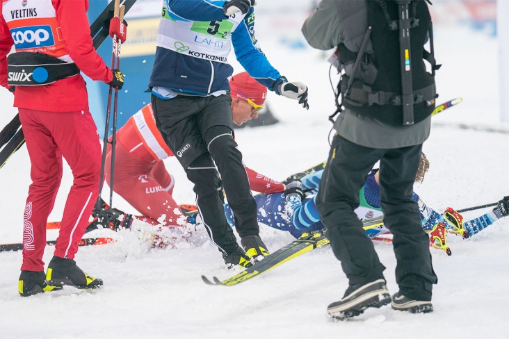 Лыжник Большунов ударил соперника на финише