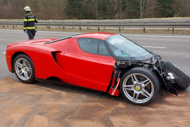 Разбитая Ferrari Enzo