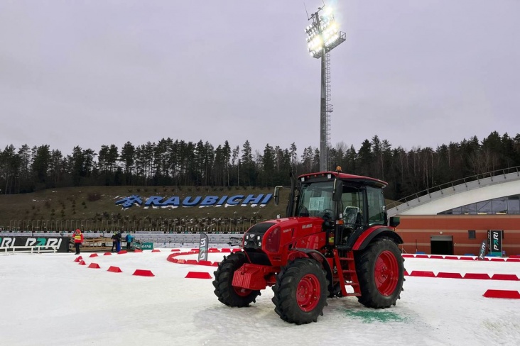 В Беларуси выставили красный трактор