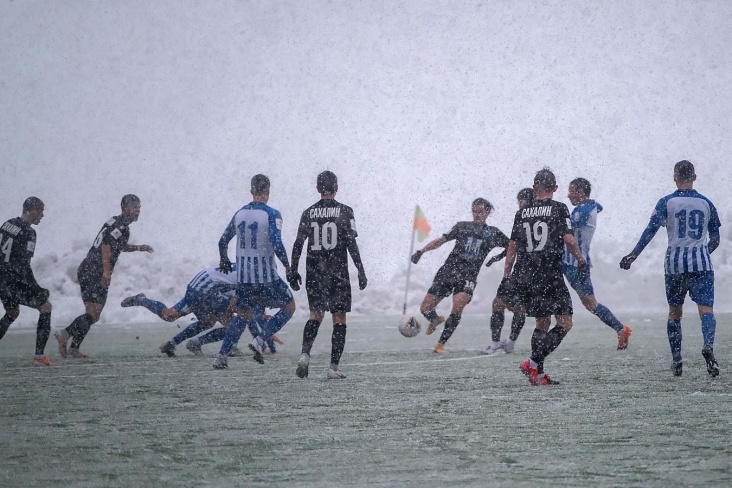 Снежный матч в ПФЛ на Сахалине в начале мая