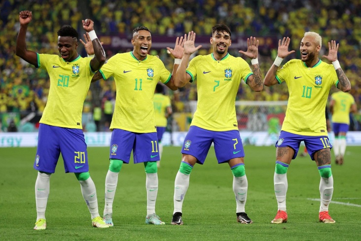 Танцы сборной Бразилии после голов