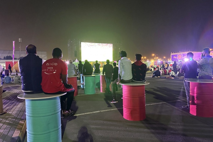 Где смотрят футбол мигранты Катара