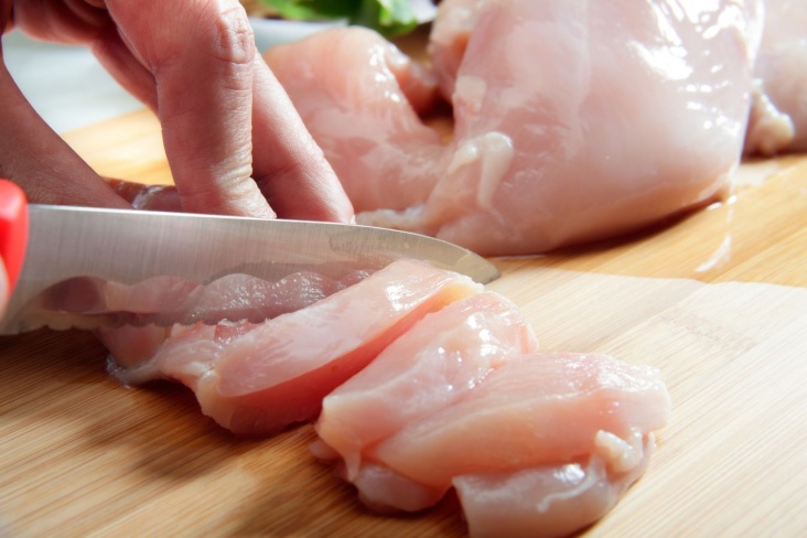Почему нельзя мыть курицу перед приготовлением