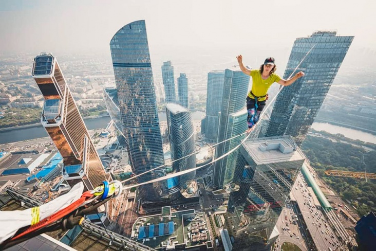 Мировой рекорд на канате между башнями «Москва-Сит