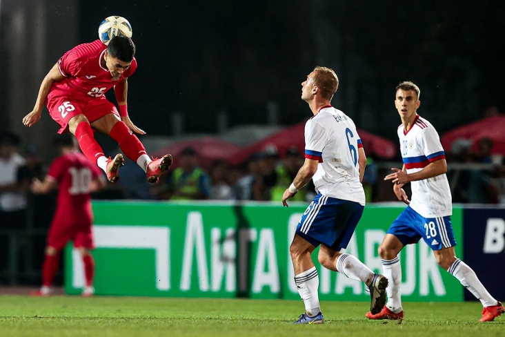 Игрок сборной Киргизии принимает мяч шеей