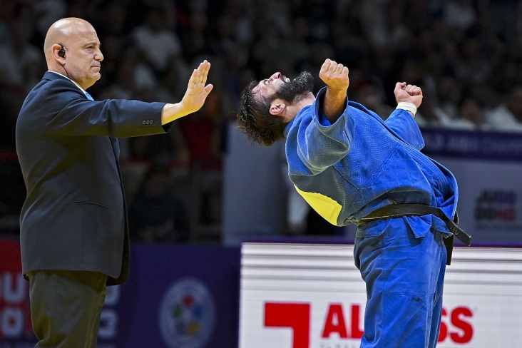 Тасоева признали чемпионом мира после поражения