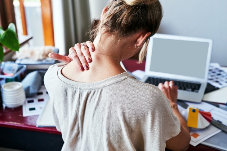 12 упражнений, которые помогут убрать боль в шее