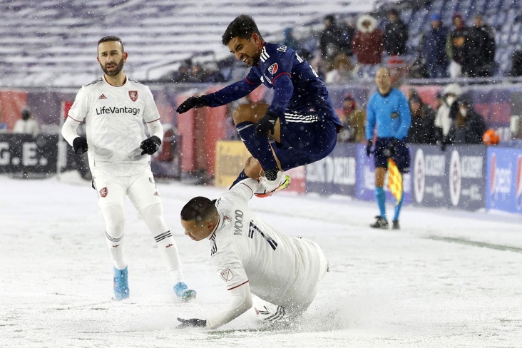 Снежный футбол в марте — норма не только для Росси