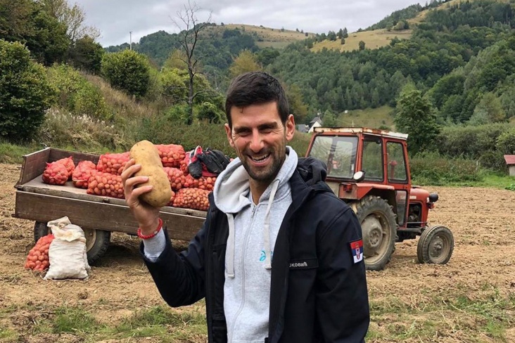 Джокович помог собрать урожай картофеля в сербском