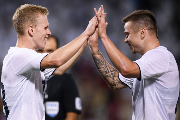 Opasini sikayotgan yigit bilan jinsiy aloqani tomosha qiling