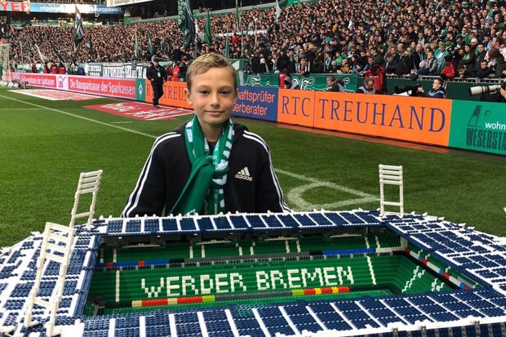 Мальчик строит стадионы Бундеслиги из Лего