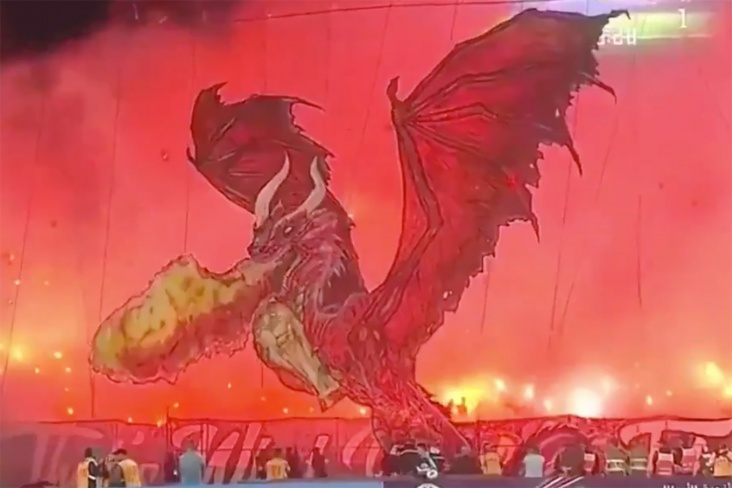 Видео: потрясающий огненный перформанс с драконом