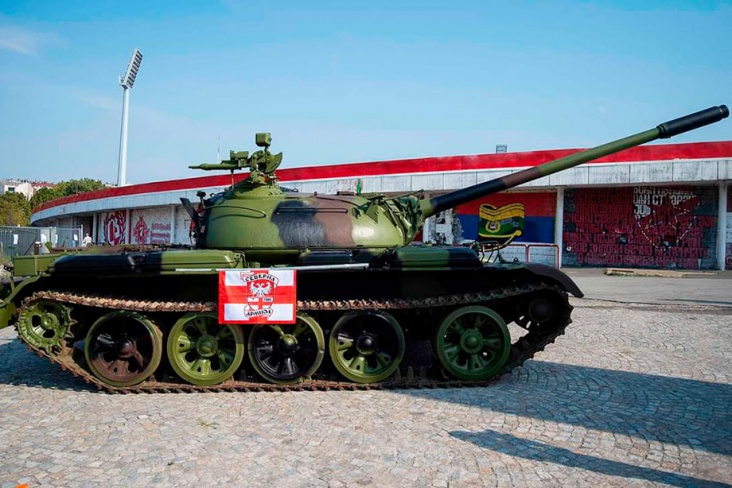 Советский танк привезли на футбол