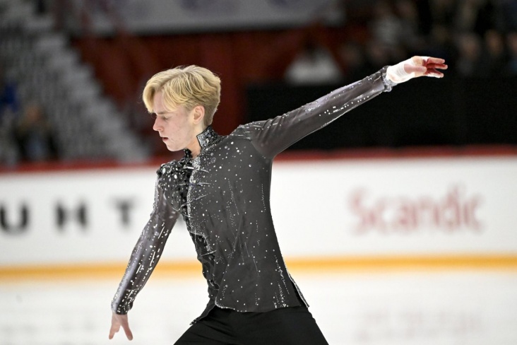 напряженный взгляд фигуриста перед прокатом