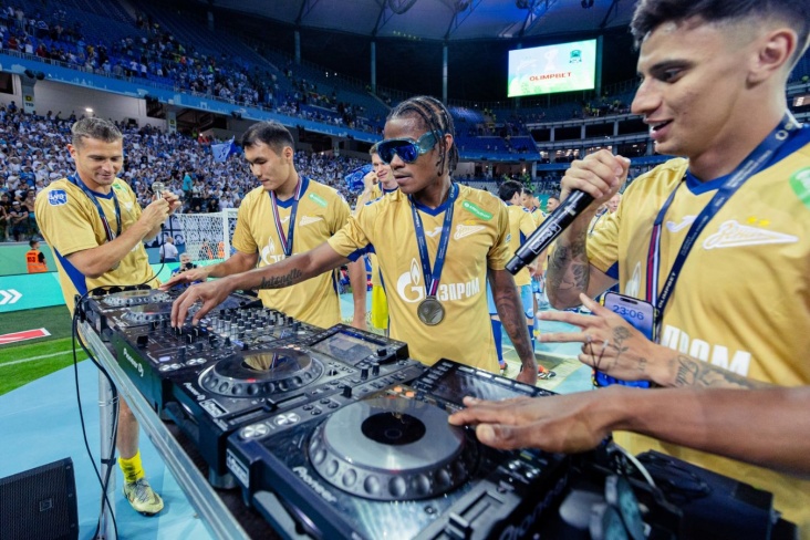 Марко ван бастен карьера. Ван бастен футболист. Марко ван бастен золотой мяч. Марко ван бастен. Ван бастен гуллит райкард.