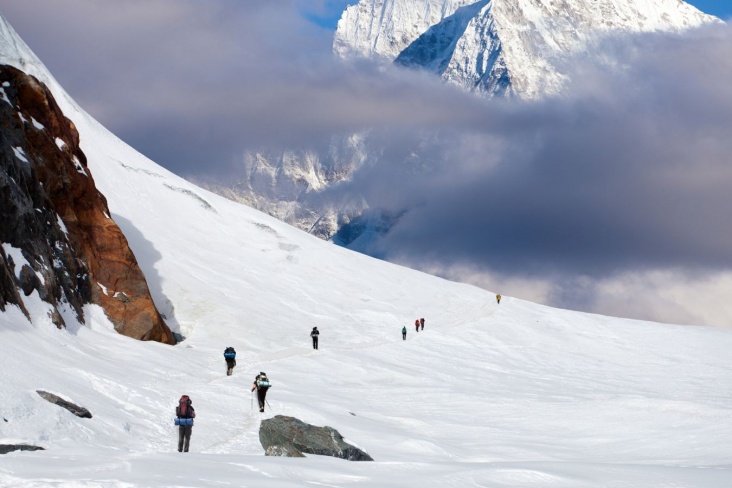 Туристов на Эвересте спасли