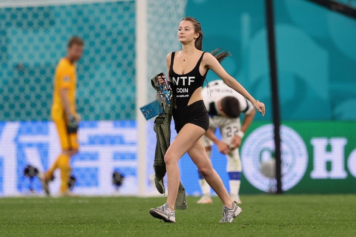 Российская девушка выбежала на поле в матче Евро.