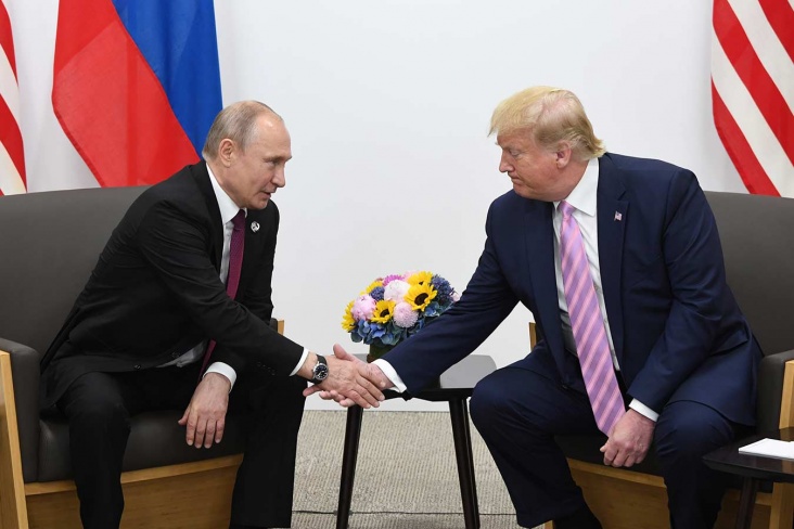 Мяч с автографами Путина и Трампа выставлен на про
