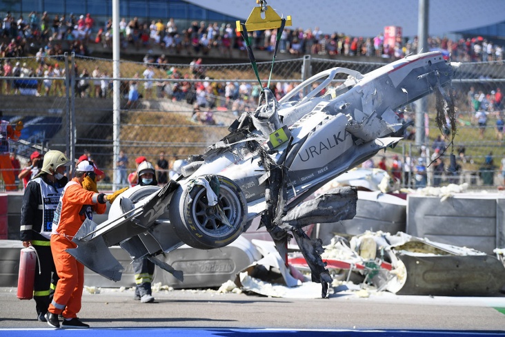 Авария в гонке Формулы-2 на «Сочи Автодроме»