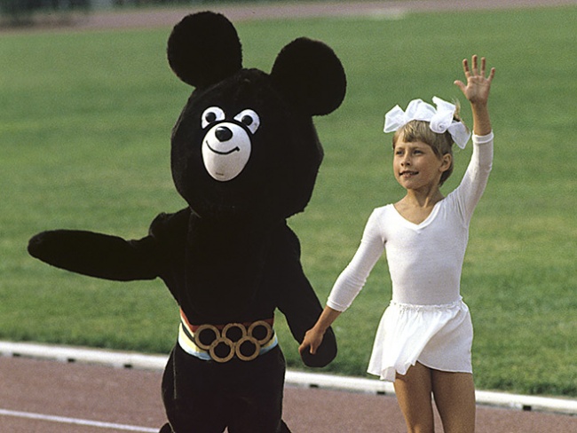 Олимпийский мишка и девочка