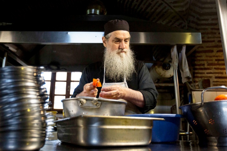 Как живут и чем питаются афонские монахи?