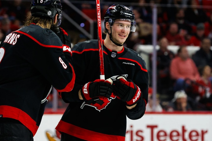 Свечников оформил дубль и принёс «Каролине» победу над «Ванкувером» в овертайме