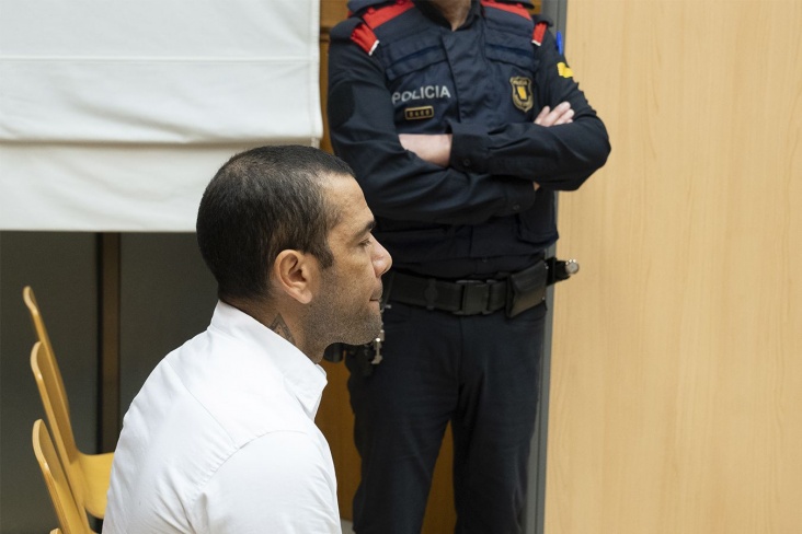 Дани Алвеса приговорили к 4,5 года тюрьмы