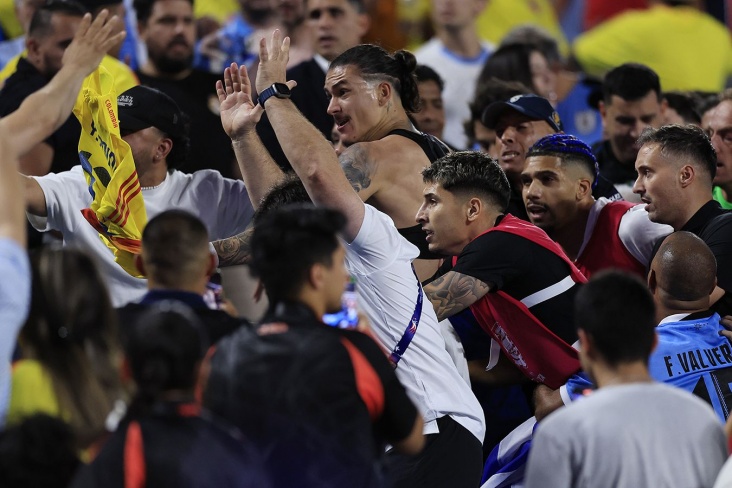 Футболисты Уругвая подрались с фанатами Колумбии