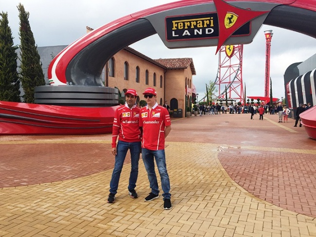 Кими Райкконен и Марк Жене у входа в «Ferrari Land