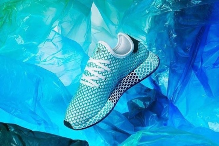 Кроссовки Adidas из переработанного пластика