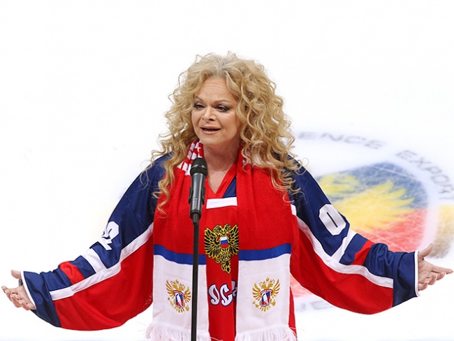 Лариса Долина на хоккейном матче Россия — Швеция