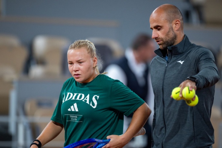 Қысқа шорт киген қыз жынды