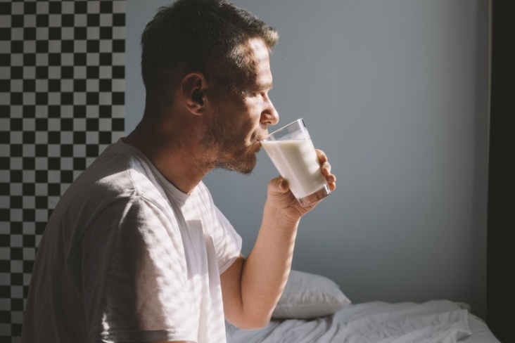 Оказывает ли молоко успокаивающее действие?